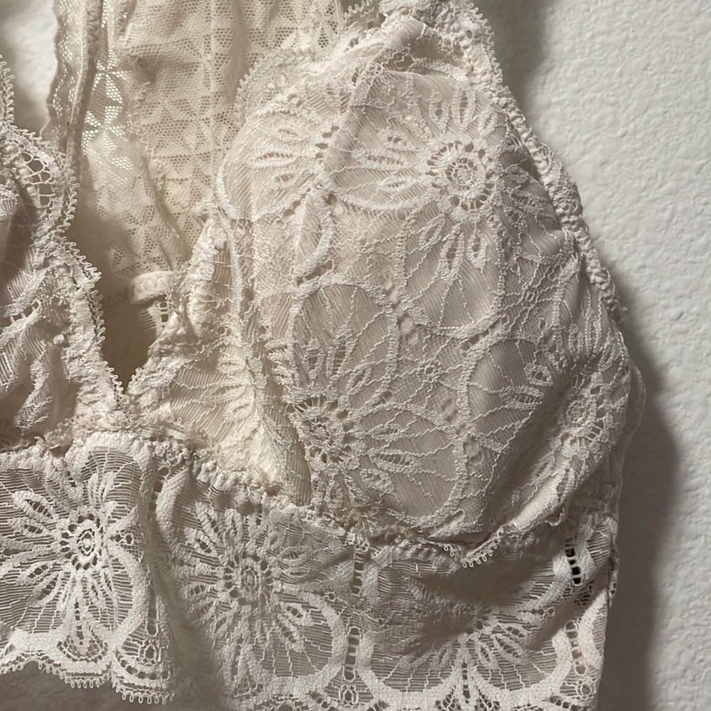 A Beautiful aerie Lace Bralette (Size M)! - Picture 4 of 10
